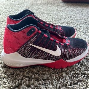 Nike big boy Zoom Ascention size 4 no shoelaces